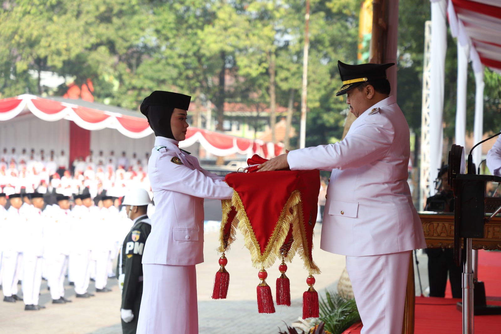 Semangat Kebersamaan HUT ke-81 RI di Jombang: Dari Indahnya Formasi Bintang, Senyum Kemerdekaan, Hingga Empati untuk Sesama