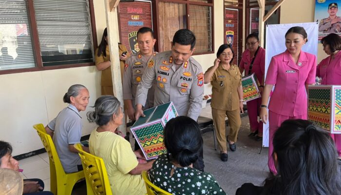 Kado Kemerdekaan yang Mengharukan! 20 Keluarga Kurang Mampu di Amurang Tersentuh Kepedulian Polri