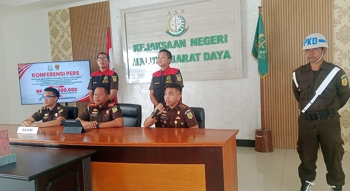 Kejaksaan Negeri MBD Gelar Konferensi Pers:Sita Uang Korupsi Jalan Rp,1, 23 Miliar,Proses Hukum Tetap di Tegakkan
