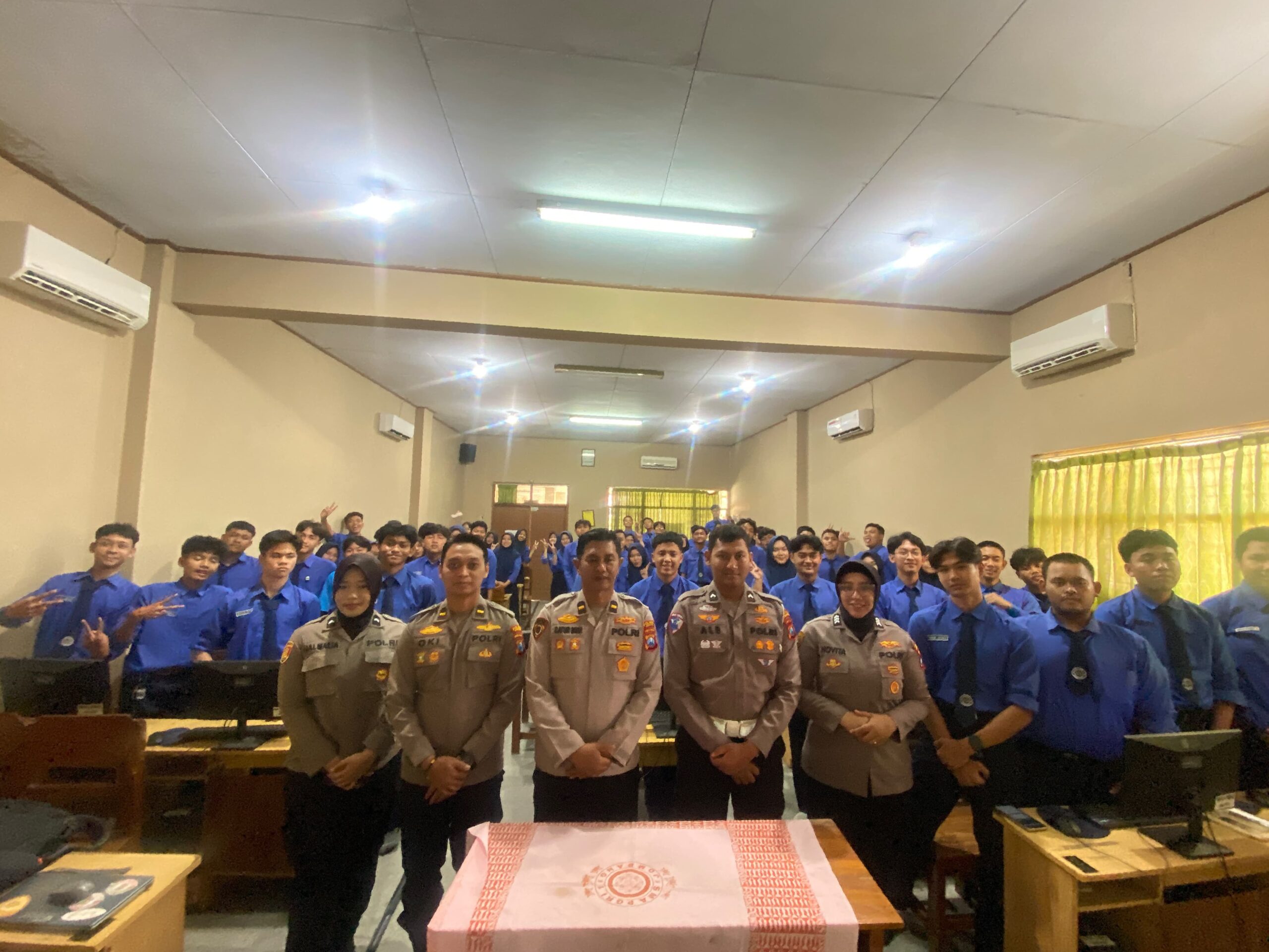 Polres Jombang Sosialisasikan Pemanfaatan AI Secara Bijak kepada Pelajar SMA PGRI 1 Jombang