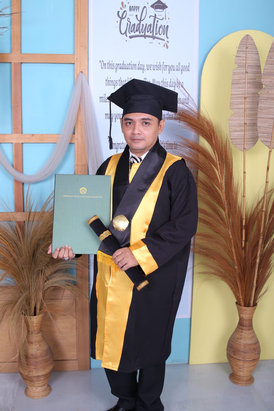 Mustaqim, S.H., S.Hum., C.PFW., C.MDF. Banggakan Keluarga Besar FERADI WPI & FIRMA HUKUM SUBUR JAYA DAN REKAN dengan lulus S.H.*