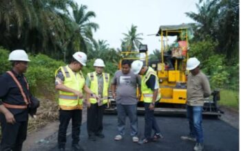 Wabup Asahan Rianto, SH, MAP Aktif Memantau Kondisi Jalan di Asahan. Wabup Asahan Rianto, SH, MAP Aktif Memantau Kondisi Jalan di Asahan.