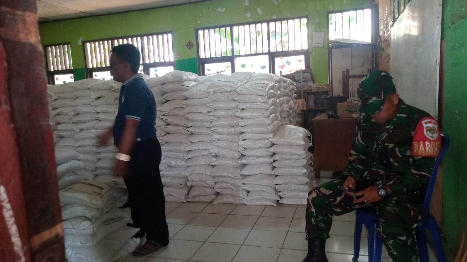 Pemdes Mekarwangi Kecamatan Cikarang Barat Salurkan Bantuan Pangan Alokasi Juli-september Tahun 2026