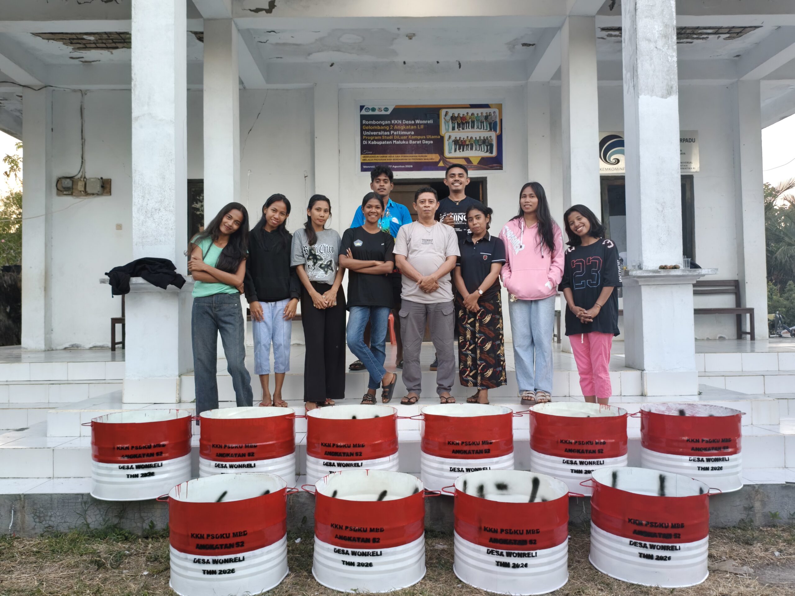 Mahasiswa KKN Desa Wonreli Dorong Kesadaran Kebersihan Lingkungan Melalui Penyediaan Tempat Sampah