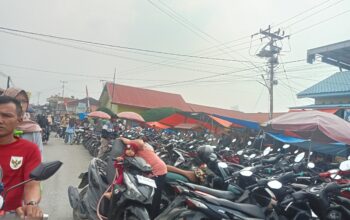 Kemacetan Terjadi di Balai Hiang Kerinci Akibat Parkir Liar Makan Bahu Jalan Kemacetan Terjadi di Balai Hiang Kerinci Akibat Parkir Liar Makan Bahu Jalan