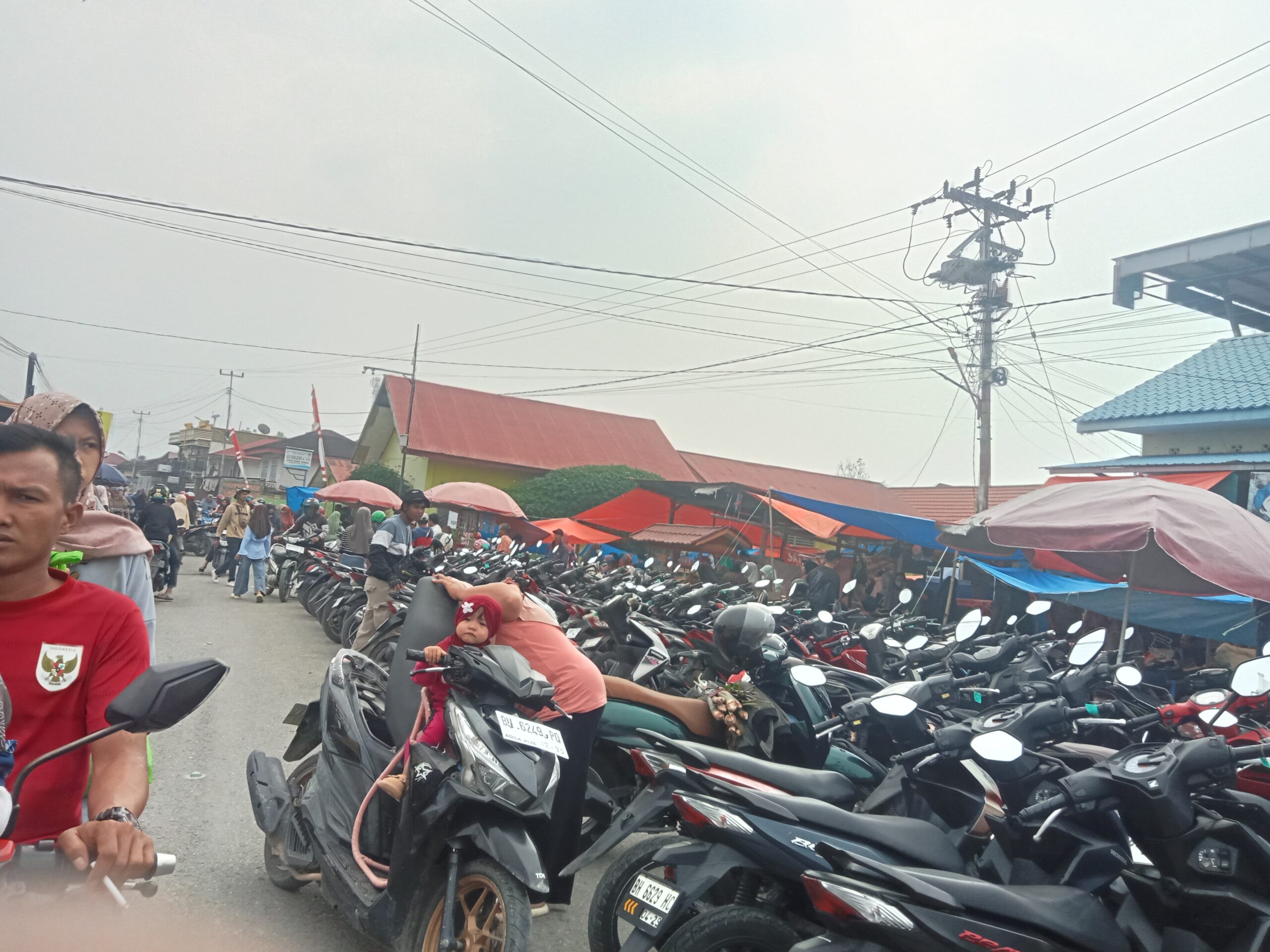 Kemacetan Terjadi di Balai Hiang Kerinci Akibat Parkir Liar Makan Bahu Jalan