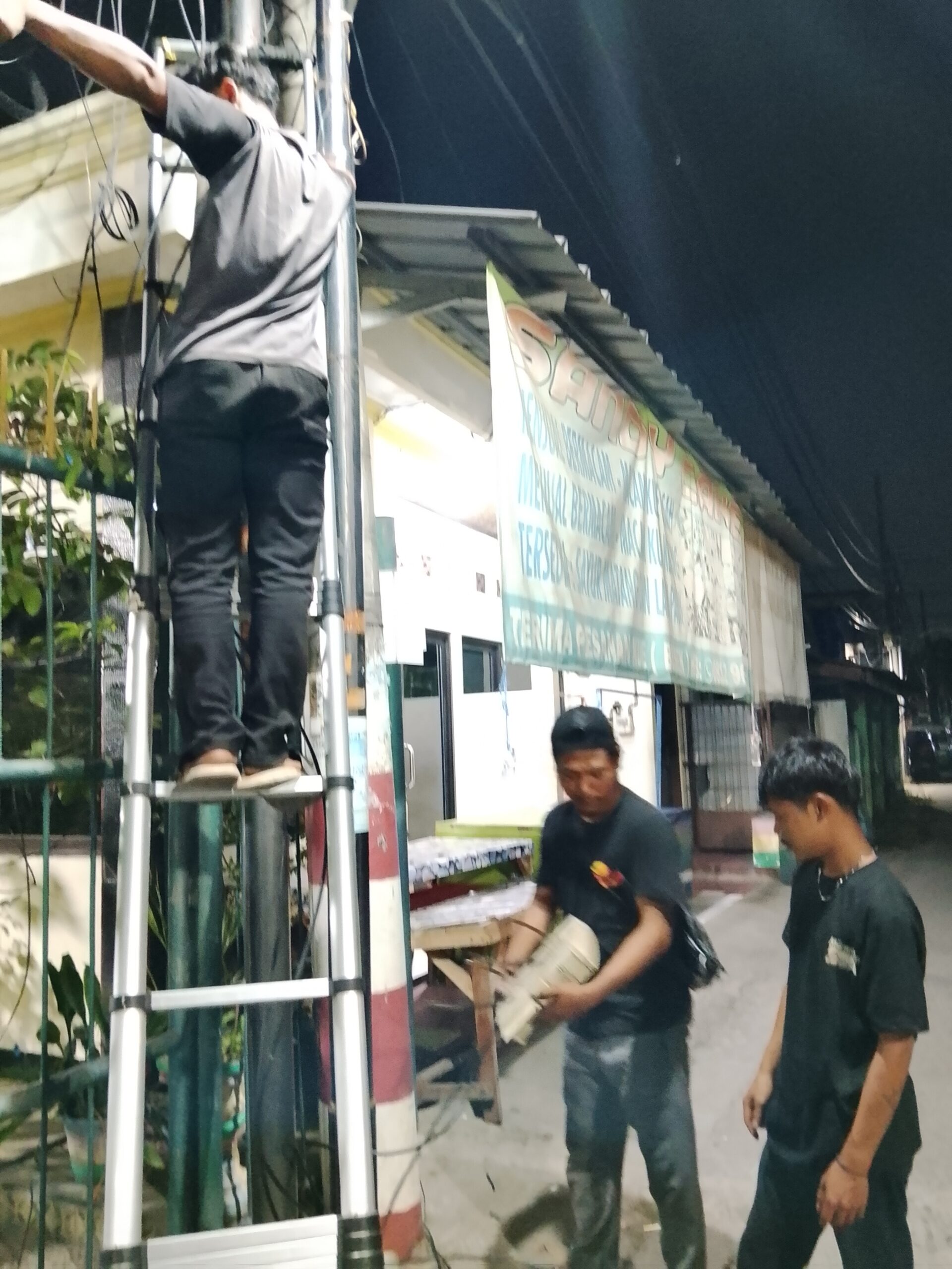 Perbaikan Jaringan Internet di Malam Hari Disorot, Warga Kuta Baru Pertanyakan Kelengkapan Surat Tugas