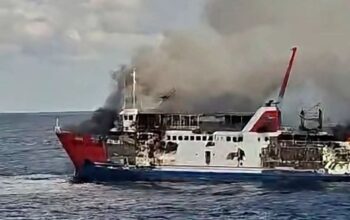 BASARNAS DAN POLAIRUD POLRES LOMBOK BARAT BERUPAYA EVAKUASI KORBAN KEBAKARAN KMP PUTRI YASMIN BASARNAS DAN POLAIRUD POLRES LOMBOK BARAT BERUPAYA EVAKUASI KORBAN KEBAKARAN KMP PUTRI YASMIN