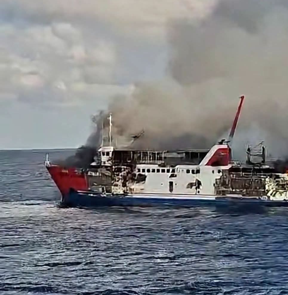BASARNAS DAN POLAIRUD POLRES LOMBOK BARAT BERUPAYA EVAKUASI KORBAN KEBAKARAN KMP PUTRI YASMIN