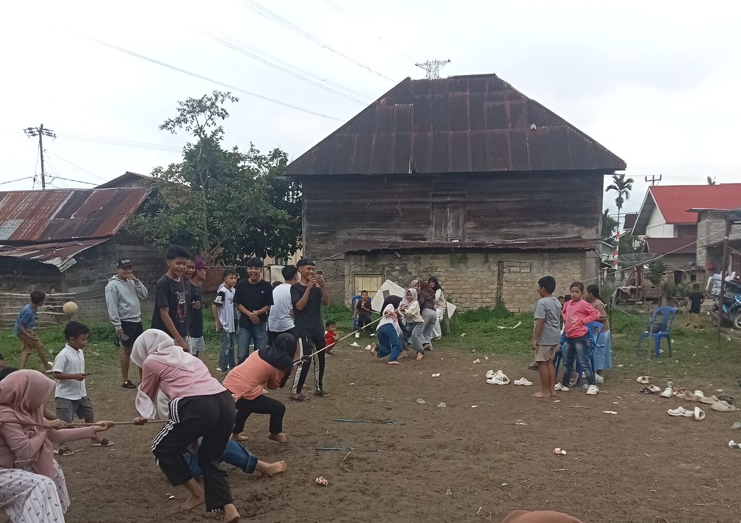 Sambut HUT RI, Warga Lubuk Suli Kerinci Gelar Lomba Tarik Tambang Penuh Keceriaan