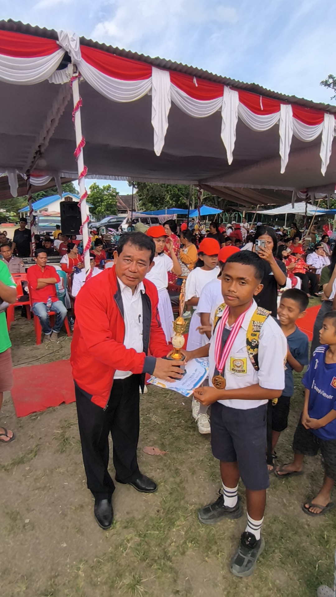 Calon Bupati Toba Keren 2029 Ir.Pidel Hutahaean MM,Memberikan Hadiah Kepada Pemenang Turnamen Cup Pidel II Tahun 2026 Ditanah Lapang Tangsi Laguboti