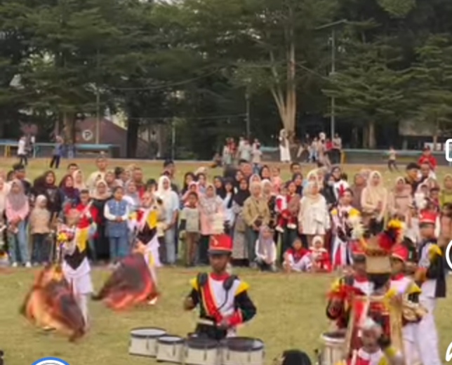 Penampilan Perdana Drumband Swara Visioner SMPN 8 Kota Sungai Penuh Pukau Warga di Lapangan Merdeka