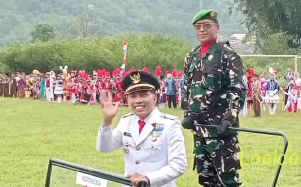 Unik dan Meriah, Inspeksi Barisan Upacara HUT RI ke-81 di Gunung Raya Gunakan Mobil Antik