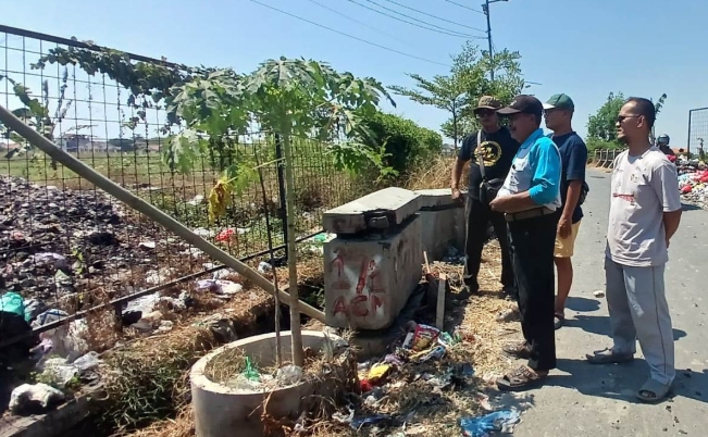 Sampah Menggunung Tiga Tahun, Warga Sidakaton Patungan Bersihkan TPS3R hingga 48 Truk Dikerahkan