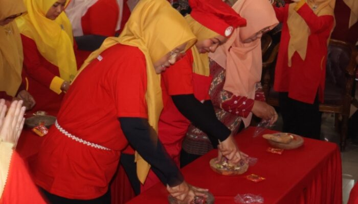 Semarak Sambut HUT ke-81 RI, Puluhan Emak-Emak Brebes Adu Kreasi Ngulek Sambal