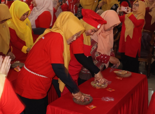 Semarak Sambut HUT ke-81 RI, Puluhan Emak-Emak Brebes Adu Kreasi Ngulek Sambal
