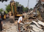 PULUHAN WARUNG DI COMAL BARU DIBONGKAR, DIDUGA JADI LOKASI PROSTITUSI DAN PEREDARAN MIRAS