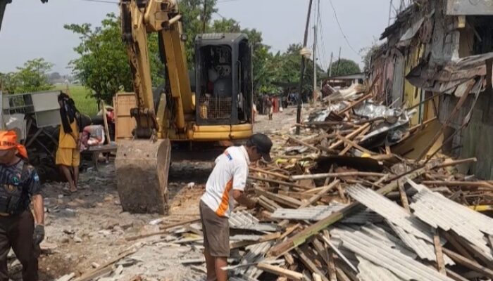 PULUHAN WARUNG DI COMAL BARU DIBONGKAR, DIDUGA JADI LOKASI PROSTITUSI DAN PEREDARAN MIRAS