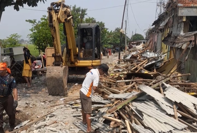 PULUHAN WARUNG DI COMAL BARU DIBONGKAR, DIDUGA JADI LOKASI PROSTITUSI DAN PEREDARAN MIRAS