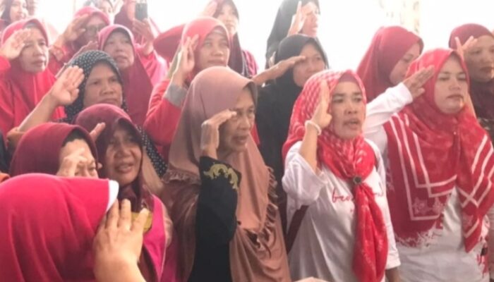 Merah Putih Berkibar di Tengah Pasar, Ratusan Pedagang Martoloyo Khidmat Peringati HUT ke-81 RI
