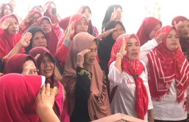 Merah Putih Berkibar di Tengah Pasar, Ratusan Pedagang Martoloyo Khidmat Peringati HUT ke-81 RI