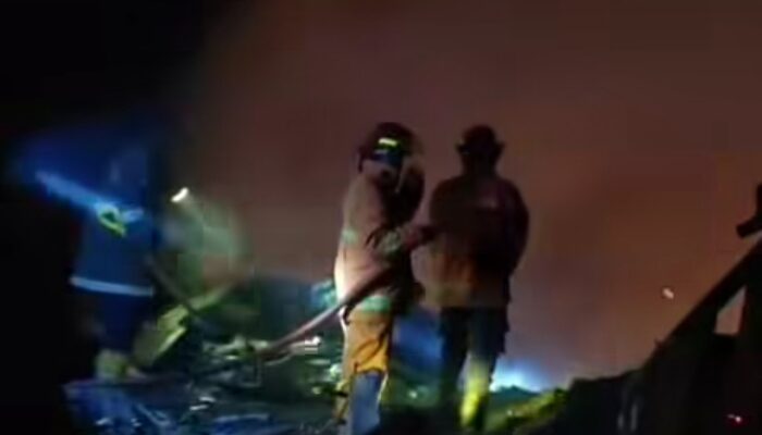 Kebakaran Hebat Melanda Tempat Penyulingan Minyak Daun Cengkeh di Wanatirta, Lima Kendaraan Ikut Terbakar