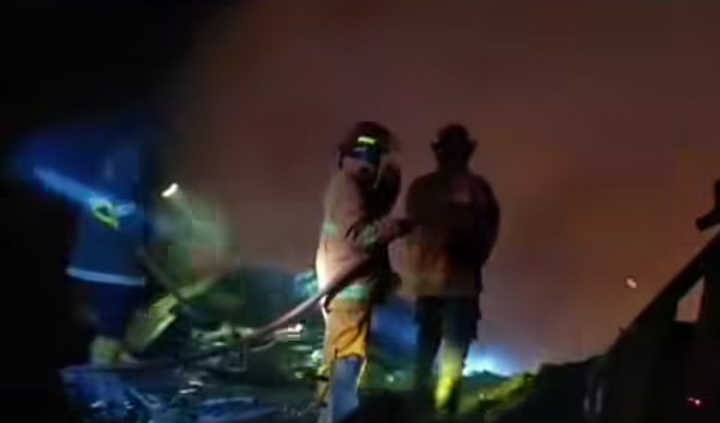 Kebakaran Hebat Melanda Tempat Penyulingan Minyak Daun Cengkeh di Wanatirta, Lima Kendaraan Ikut Terbakar