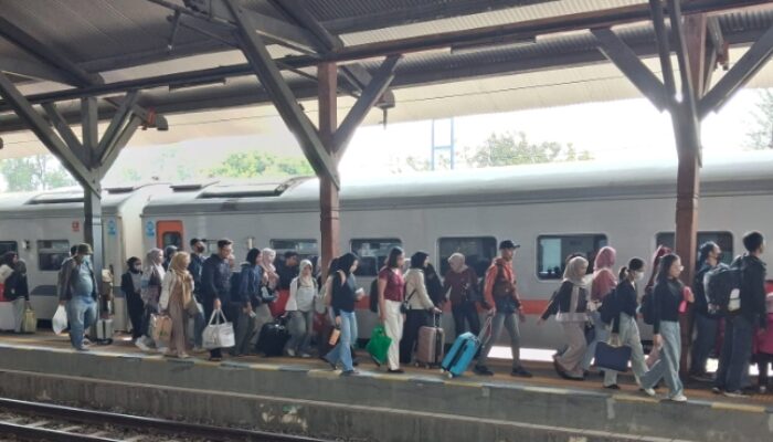 Libur Panjang Maulid Nabi, Stasiun Tegal Diserbu Penumpang! 14.191 Warga Gunakan Kereta Api