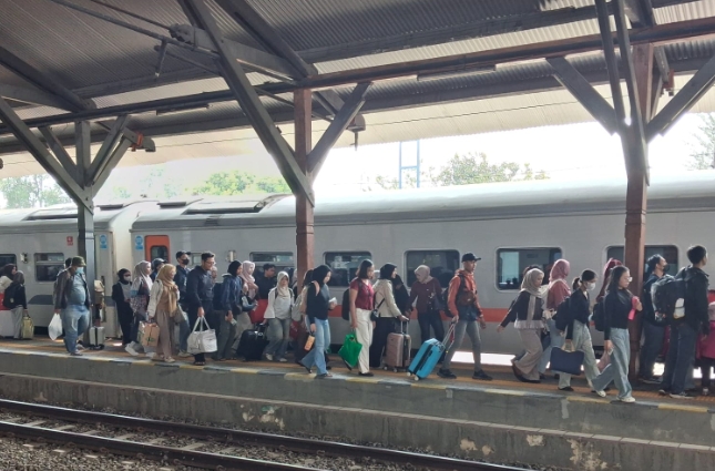 Libur Panjang Maulid Nabi, Stasiun Tegal Diserbu Penumpang! 14.191 Warga Gunakan Kereta Api