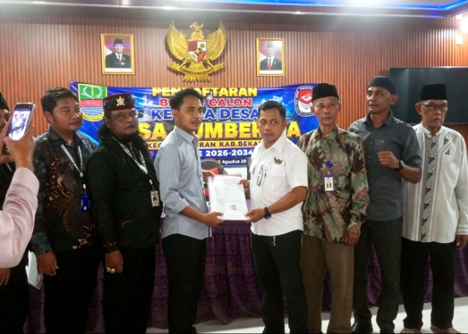 Pendukung  SINYO Membludak Kawal Pendaptaran Ke Balai Desa Sumbereja Kecamatan Pebayuran Kabupaten bekasi