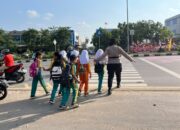 Di Sore Hari Menanti Matahari Tenggelam, Polwan Polresta Barelang Tetap Setia Melayani. Bolak-Balik Seberangkan Anak-anak Pulang Sekolah
