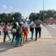 Di Sore Hari Menanti Matahari Tenggelam, Polwan Polresta Barelang Tetap Setia Melayani. Bolak-Balik Seberangkan Anak-anak Pulang Sekolah