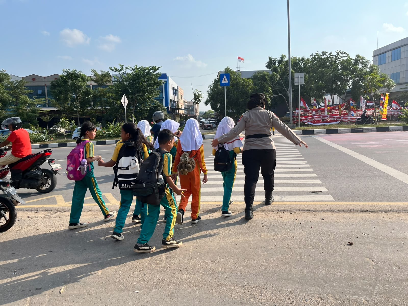 Di Sore Hari Menanti Matahari Tenggelam, Polwan Polresta Barelang Tetap Setia Melayani. Bolak-Balik Seberangkan Anak-anak Pulang Sekolah