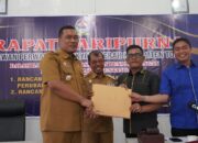 Bupati Toba Effendi dan Wakil Bupati Toba Audy O Sitorus Terima Nota Kesepakatan Rancangan Perubahan KUA dan Rancangan Perubahan Prioritas san Plafon Anggaran Sementara Tahun 2027 dari Wakil Ketua DPRD Toba Thomsom Manurung dan Henry Tambunan