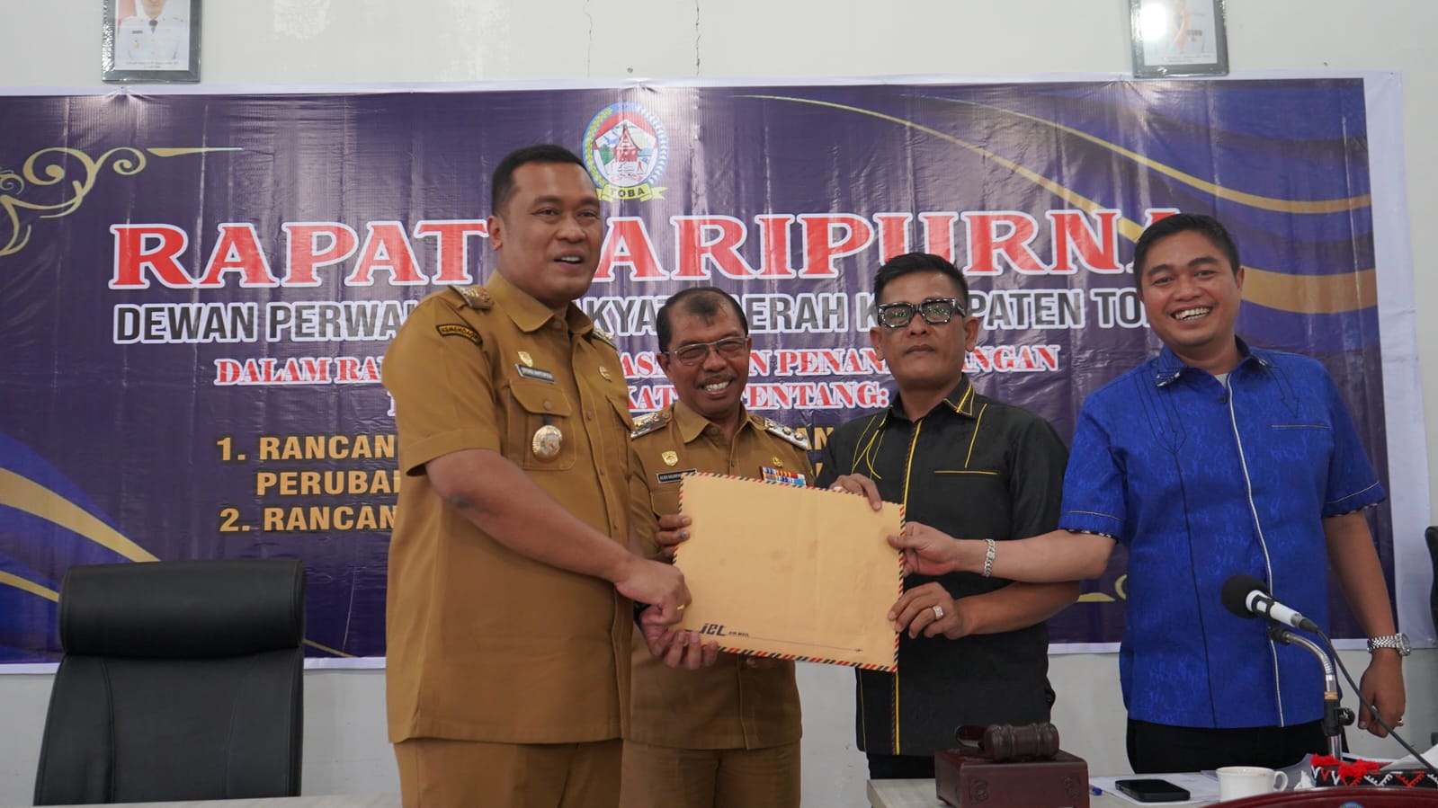 Bupati Toba Effendi dan Wakil Bupati Toba Audy O Sitorus Terima Nota Kesepakatan Rancangan Perubahan KUA dan Rancangan Perubahan Prioritas san Plafon Anggaran Sementara Tahun 2027 dari Wakil Ketua DPRD Toba Thomsom Manurung dan Henry Tambunan