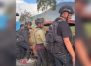 Keterbatasan Armada, Personel Polri di Puncak Jaya Terpaksa ‘Kanibal’ Suku Cadang Bangkai Mobil Terbakar