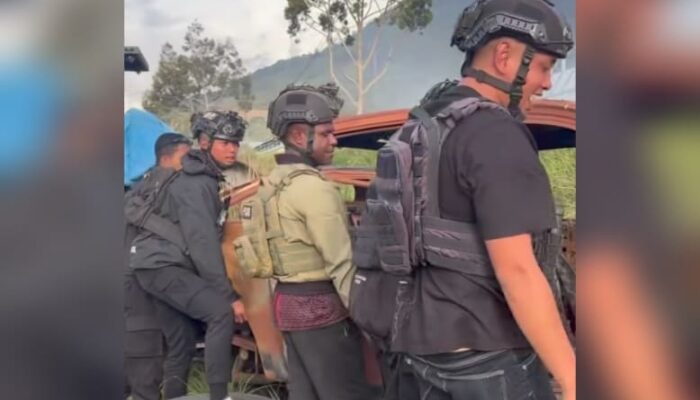 Keterbatasan Armada, Personel Polri di Puncak Jaya Terpaksa ‘Kanibal’ Suku Cadang Bangkai Mobil Terbakar