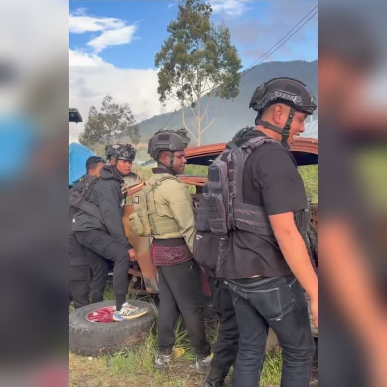 Keterbatasan Armada, Personel Polri di Puncak Jaya Terpaksa ‘Kanibal’ Suku Cadang Bangkai Mobil Terbakar