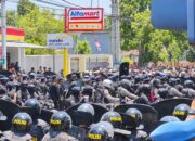 Akses Padepokan Dibarikade, Bentrokan Massa PSHT dan Polisi Pecah di Madiun