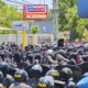 Akses Padepokan Dibarikade, Bentrokan Massa PSHT dan Polisi Pecah di Madiun