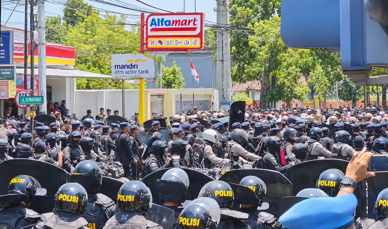 Akses Padepokan Dibarikade, Bentrokan Massa PSHT dan Polisi Pecah di Madiun