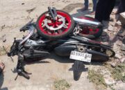Gagal Menyalip, Motor Tergilas Gran Max hingga Mobil Terperosok ke Parit di Balong