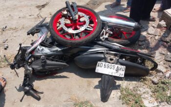 Gagal Menyalip, Motor Tergilas Gran Max hingga Mobil Terperosok ke Parit di Balong