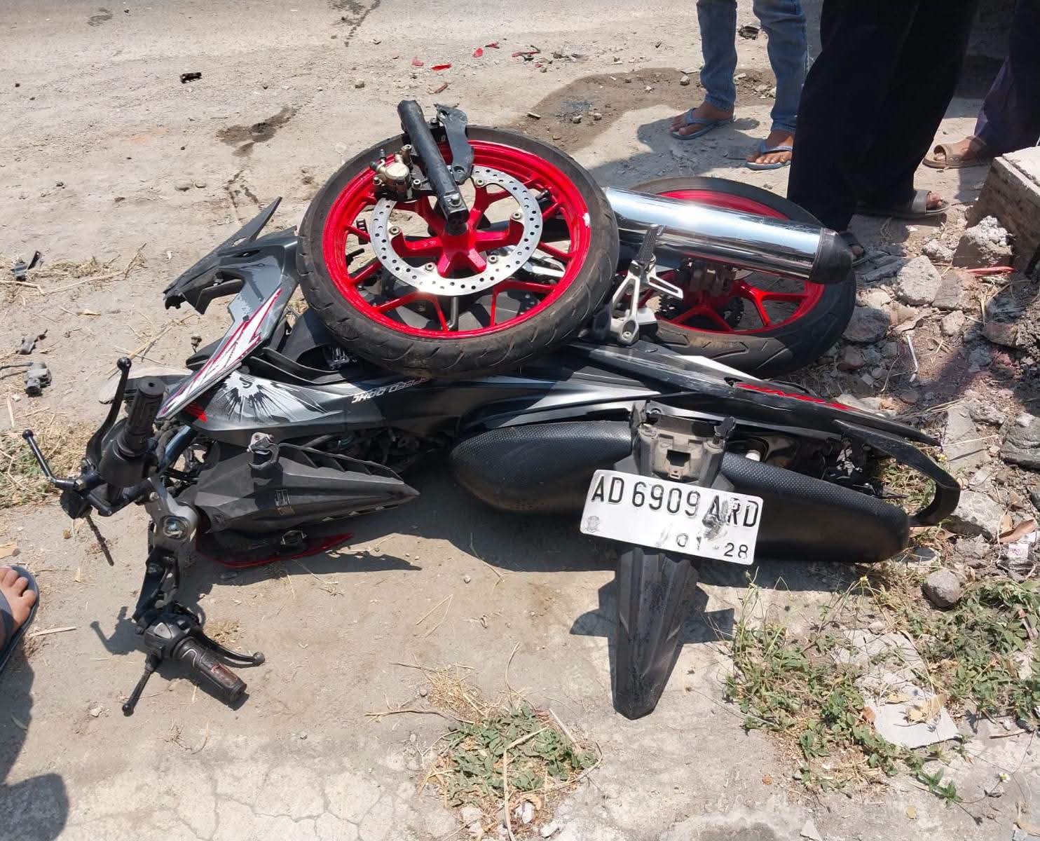 Gagal Menyalip, Motor Tergilas Gran Max hingga Mobil Terperosok ke Parit di Balong