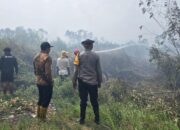 Cegah Karhutla, Polres Ogan Ilir melalui Polsek Indralaya Bersama Warga Sisir Daerah Rawan Api