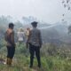 Cegah Karhutla, Polres Ogan Ilir melalui Polsek Indralaya Bersama Warga Sisir Daerah Rawan Api