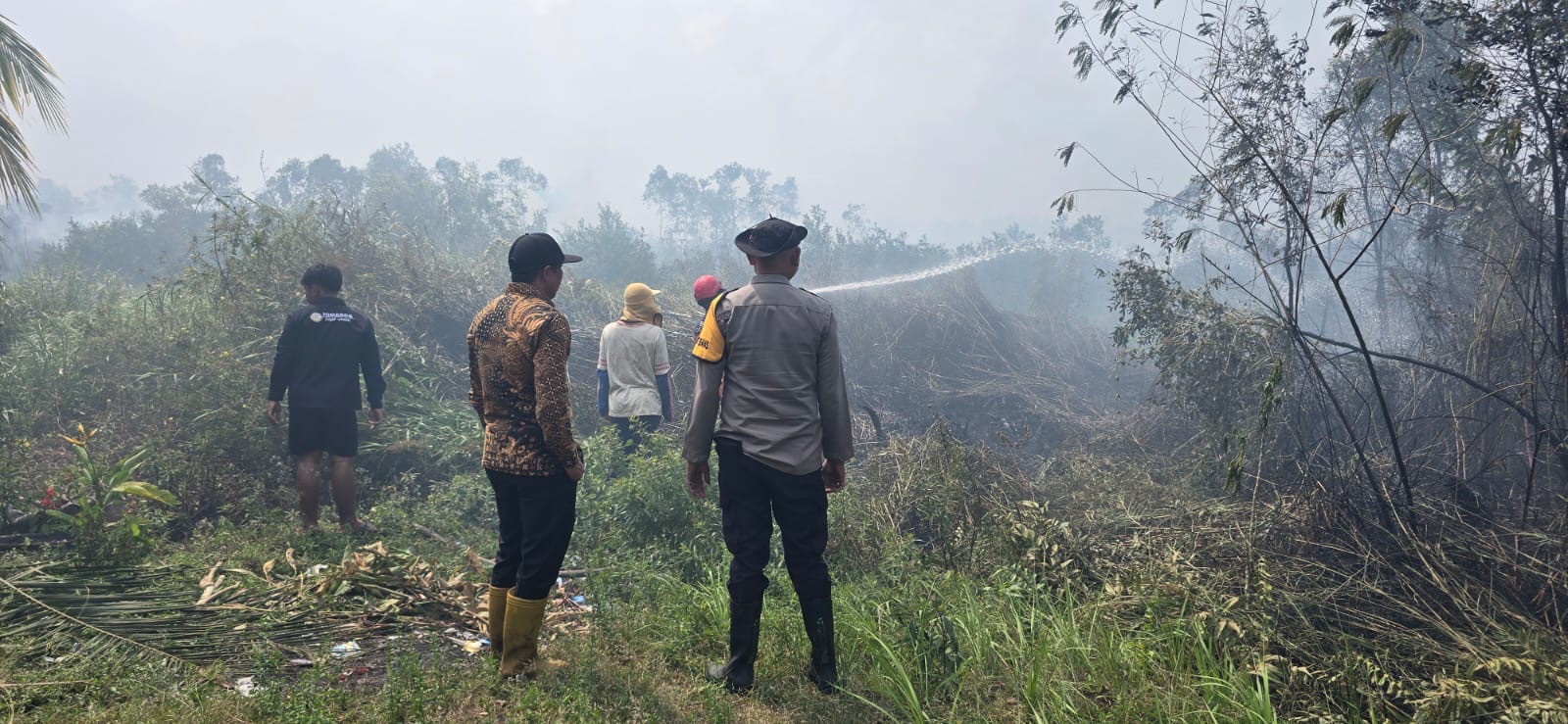 Cegah Karhutla, Polres Ogan Ilir melalui Polsek Indralaya Bersama Warga Sisir Daerah Rawan Api