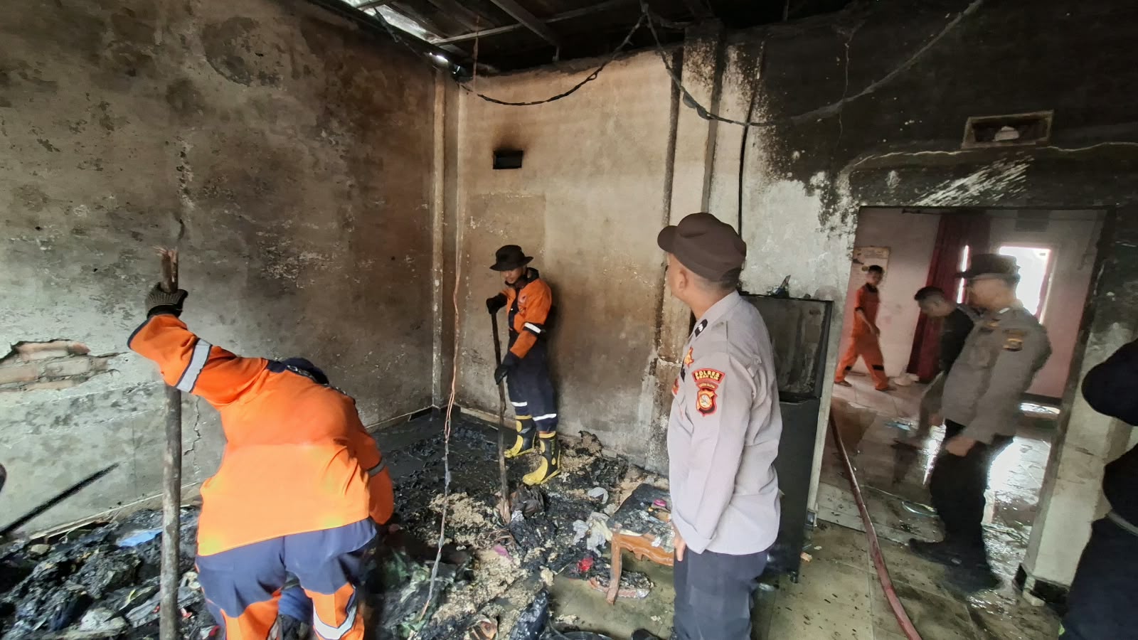 Diduga Korsleting Pompa Air, Satu Unit Rumah di Tanjung Raja Ogan Ilir Hangus Terbakar